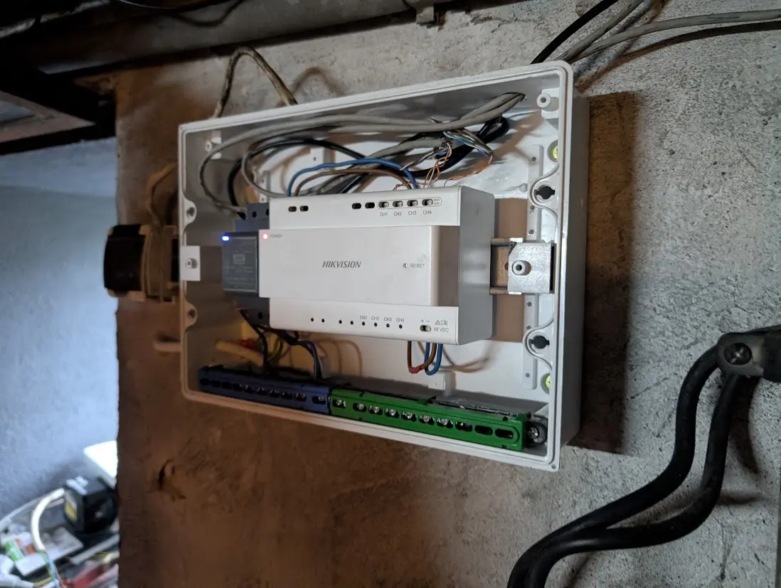 Centrala systemu alarmowego podczas montażu